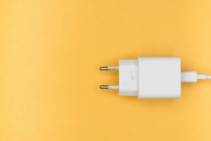 Adaptador móvel em fundo amarelo