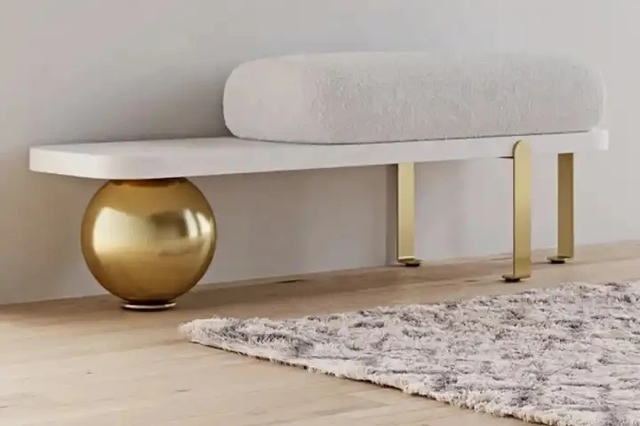Золотой шар в скандинавском стиле и скамейка из букле с мягкой обивкой