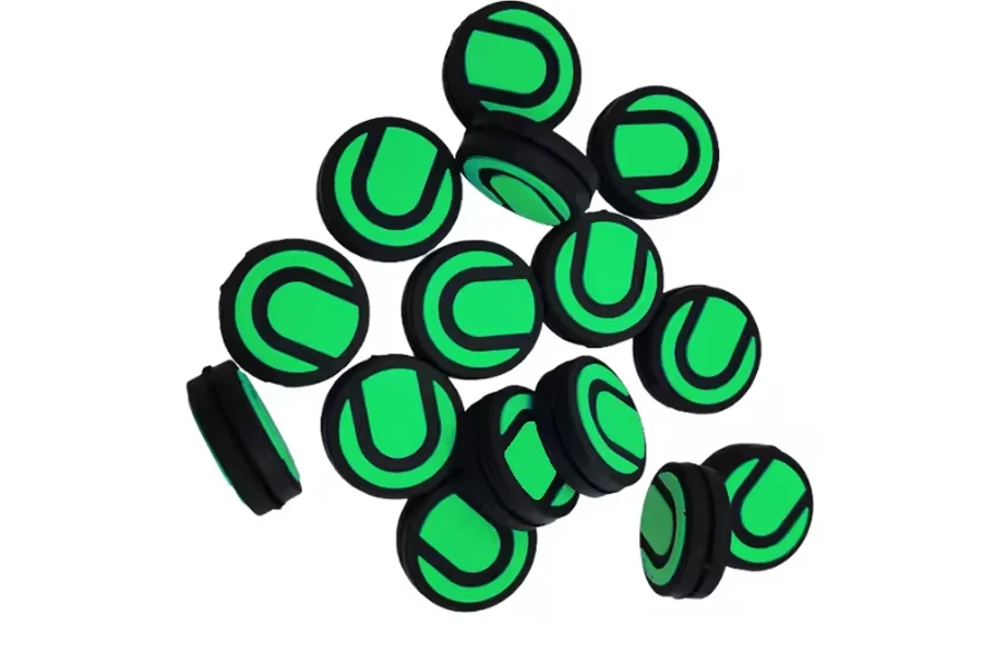 Pilha de amortecedores de botão desenhados como bolas de tênis verdes