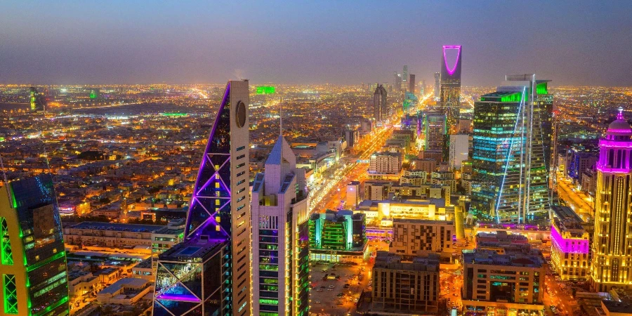 Orizzonte della città illuminato di Riyadh al crepuscolo