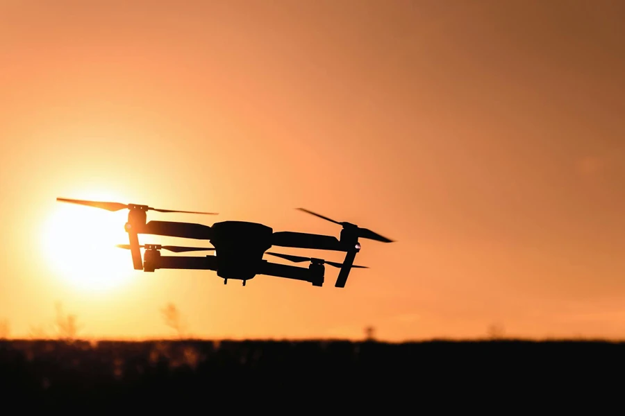 La silueta del dron con cámara voló en el aire
