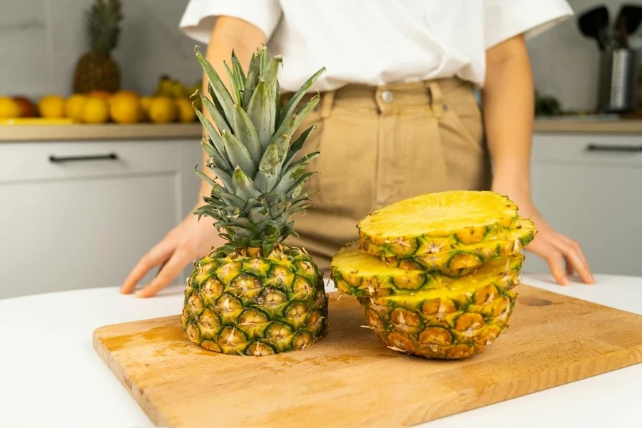 Doğrama tahtası üzerinde ananas dilimleri