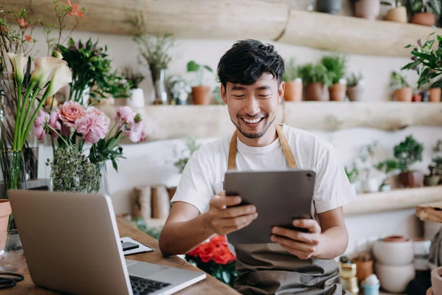 Uomo sorridente che esamina tablet PC