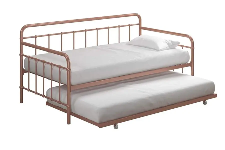 Диван-кровать с металлическим каркасом и раскладывающимся механизмом.