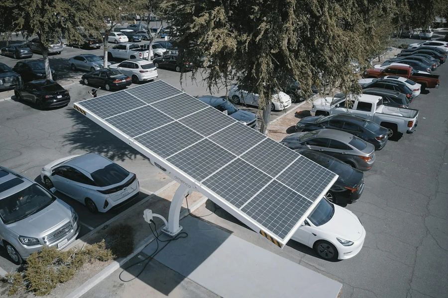 محطة شحن بالطاقة الشمسية في موقف السيارات