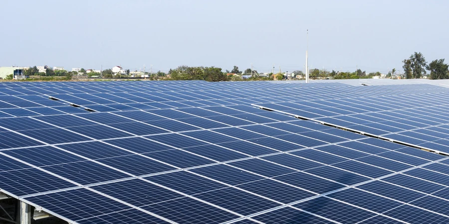 Pannelli solari nella centrale elettrica per le energie rinnovabili