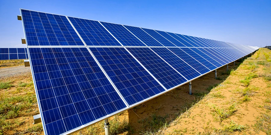 Panel fotovoltaik surya di bawah matahari