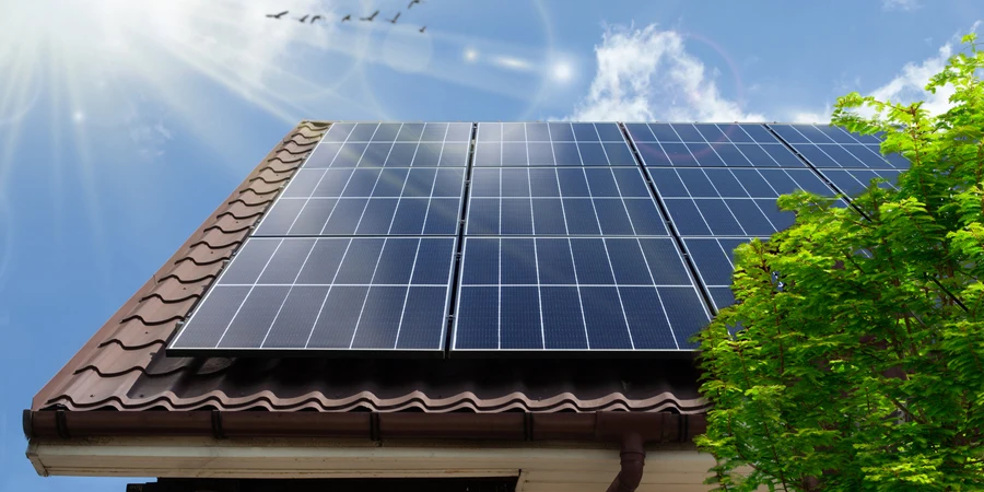 Panel fotovoltaik surya di atap rumah