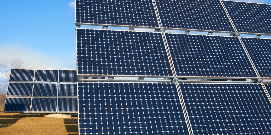 Güneş ile yenilenebilir enerji kullanan güneş enerjisi santrali