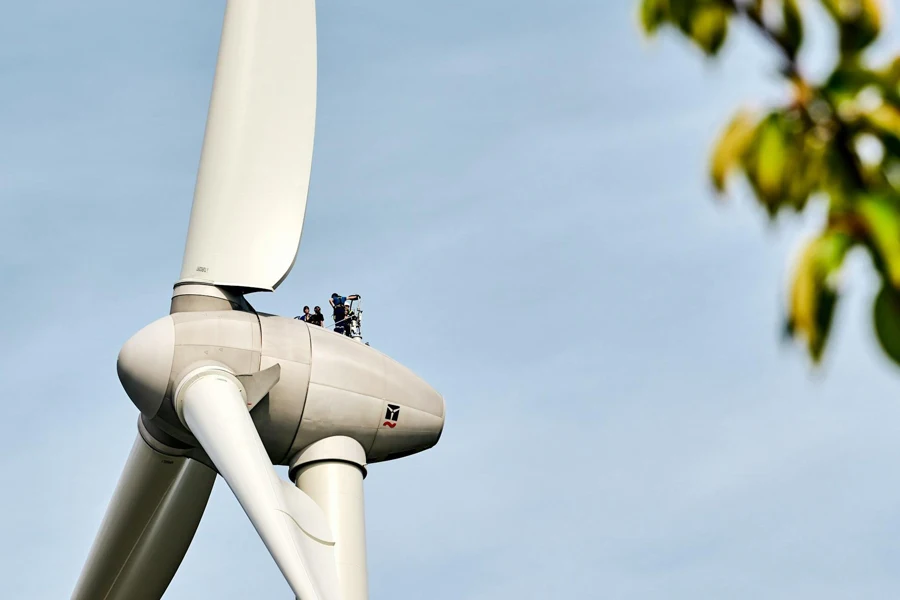 Техники проводят техническое обслуживание ветряной турбины
