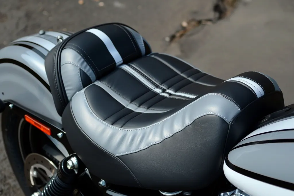 La funda del asiento con franjas de color gris y negro está hecha de tela ultra suave