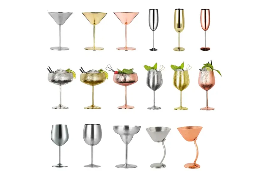 さまざまなデザインのステンレス製シャンパン グラスが 3 列に並んでいます。