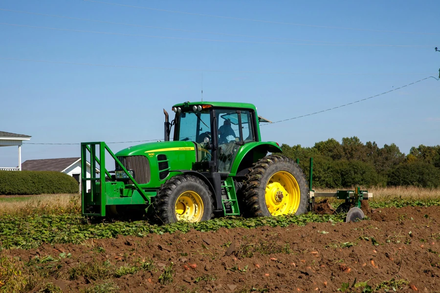 牽引式耕うん機で土壌を耕すトラクター