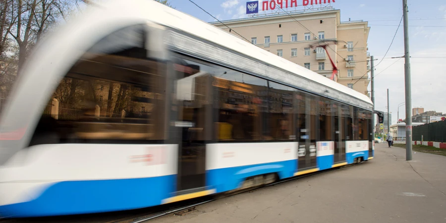 Transport de tramway en mouvement en ville en gros plan