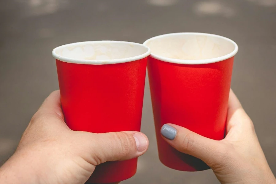 赤いカップを持つ二人