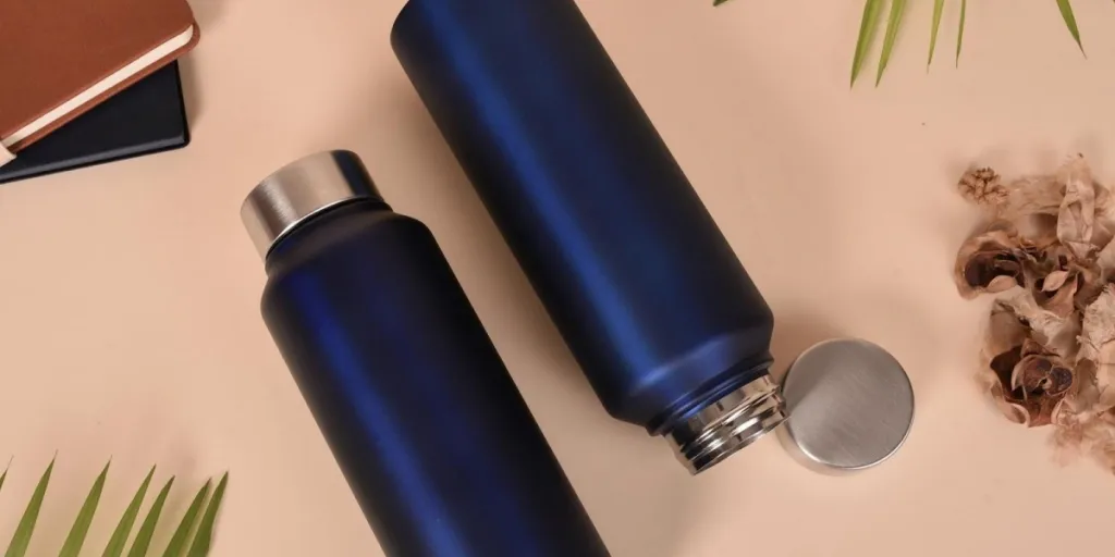 Dua termos botol vakum biru diletakkan di atas meja