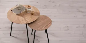 Dua meja bersarang kayu dengan buku dan dekorasi