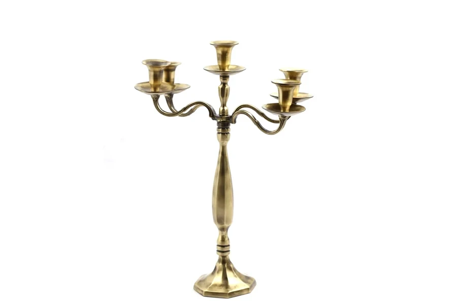 Candelabro vintage de metal para cinco velas.