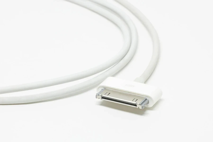 Weißes USB-Kabel in Nahaufnahmen