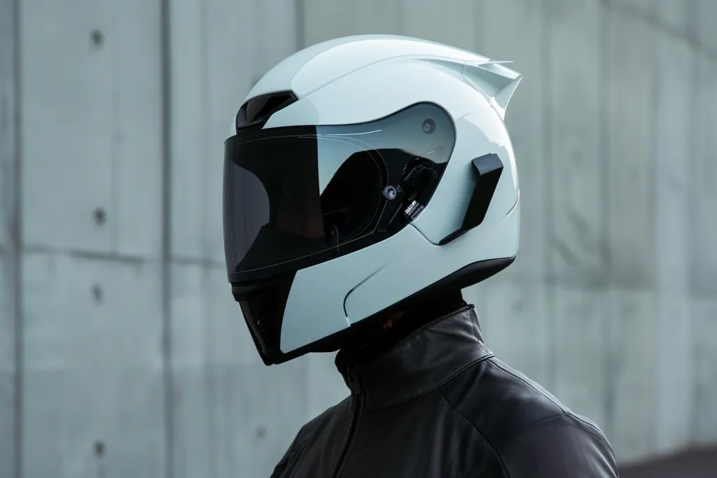 Helm sepeda motor berwarna putih dengan visor hitam