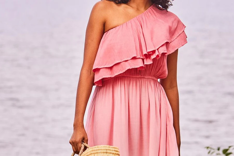 امرأة ترتدي فستان الشمس الوردي ذو الطبقتين