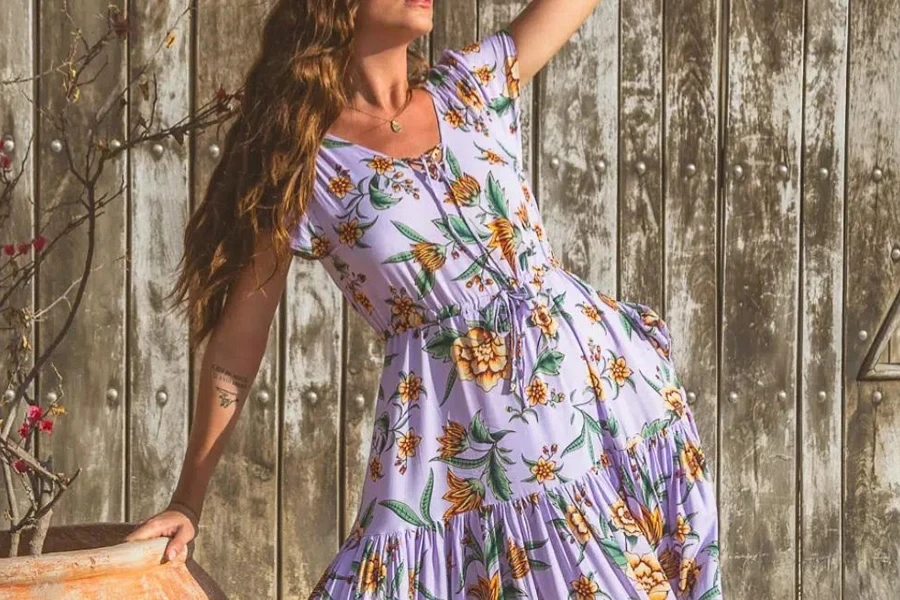 Mujer posando con un vestido floral con texturas increíbles