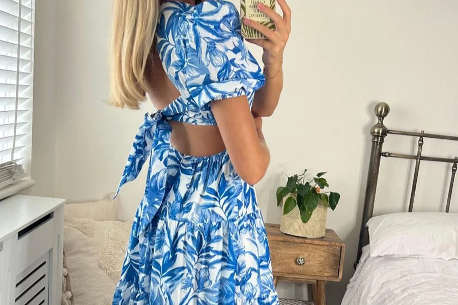 Güzel desenli mavi bir elbiseyle fotoğraf çeken kadın