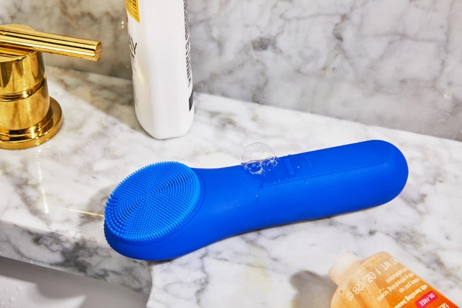 Une brosse nettoyante visage sonique bleue