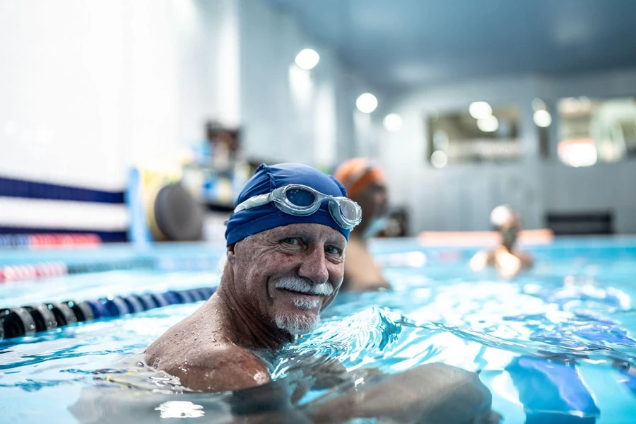 ein älterer Mann am Schwimmbad