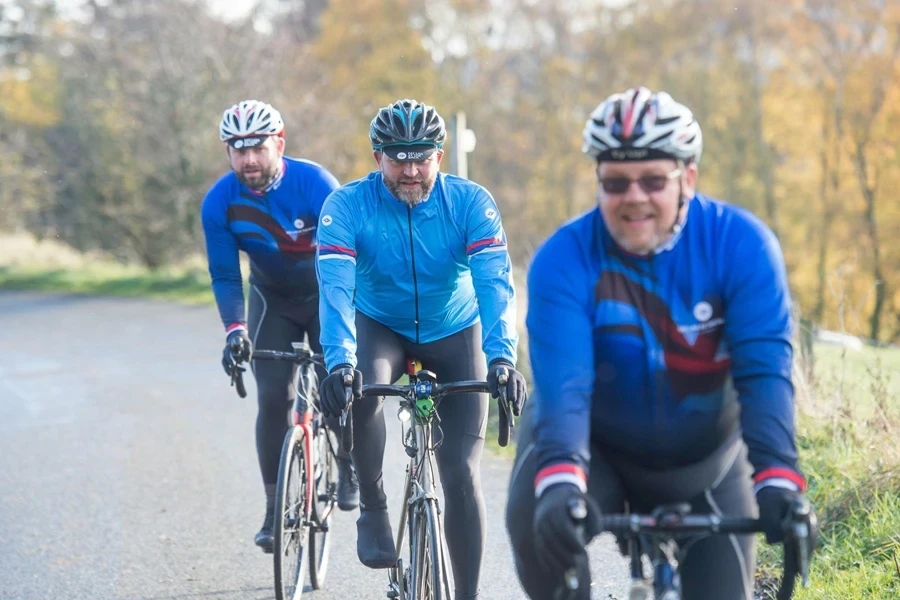 una squadra di ciclisti