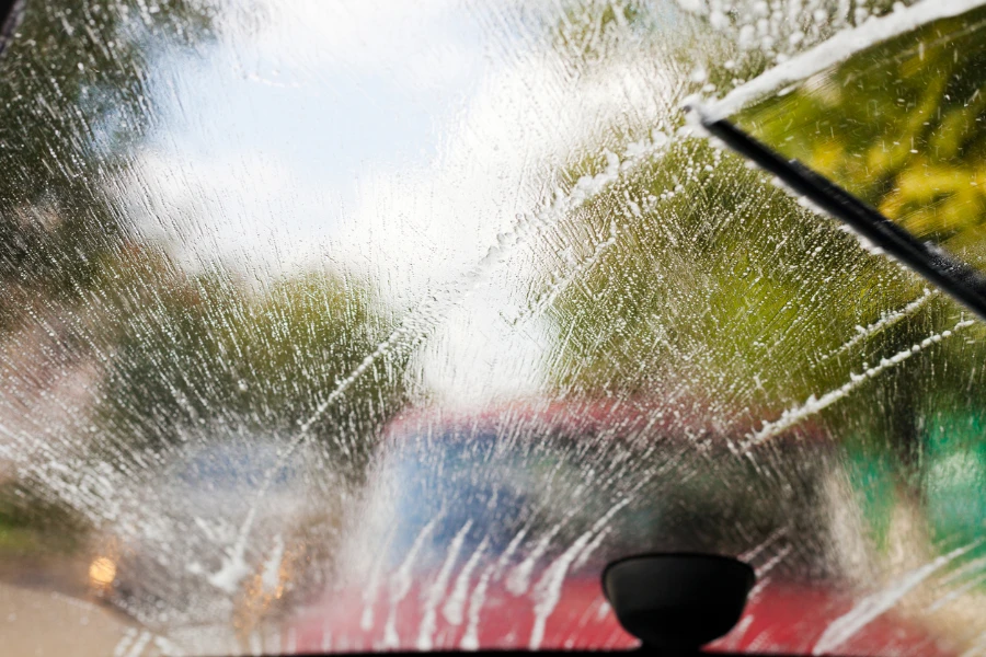 悪天候での運転時に自動ワイパーがフロントガラスをきれいにします