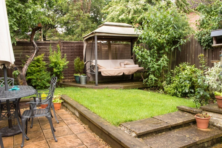 patio trasero con una acogedora pérgola