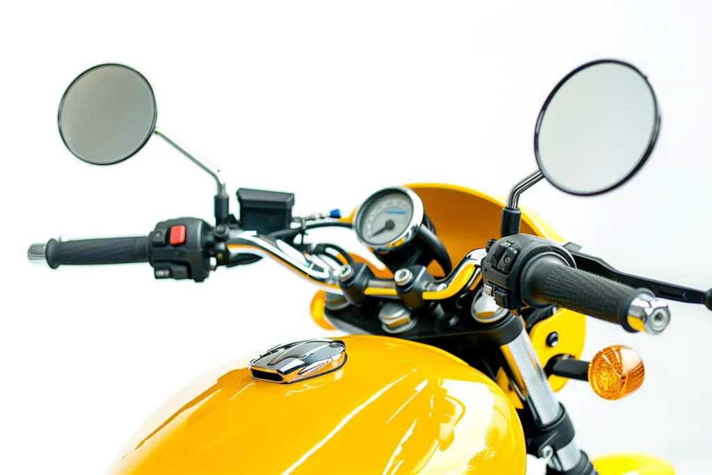tampilan dekat stang sepeda motor berwarna kuning dengan kaca spion