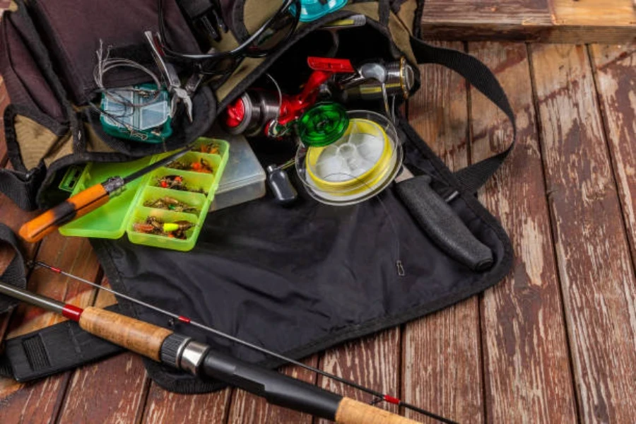 Sammlung von Angelausrüstung mit Ködertaschen auf einem Deck