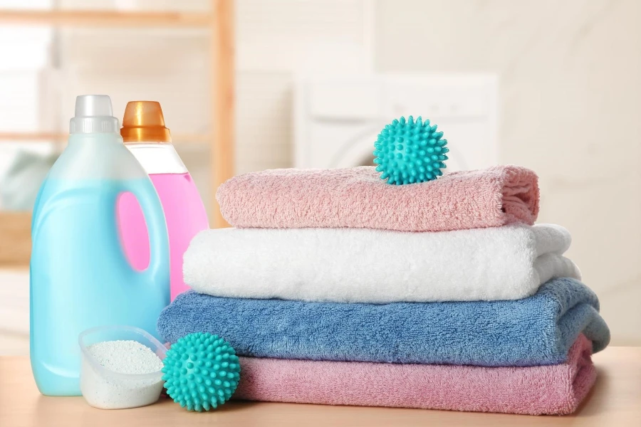 моющее средство, полотенца и шарики для сушки в прачечной