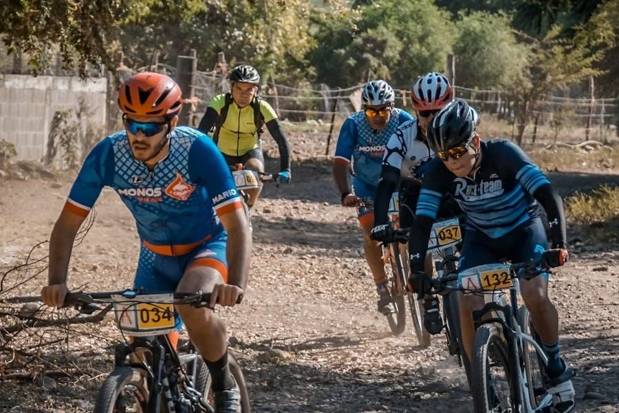 Pessoas diferentes vestindo camisetas de ciclismo