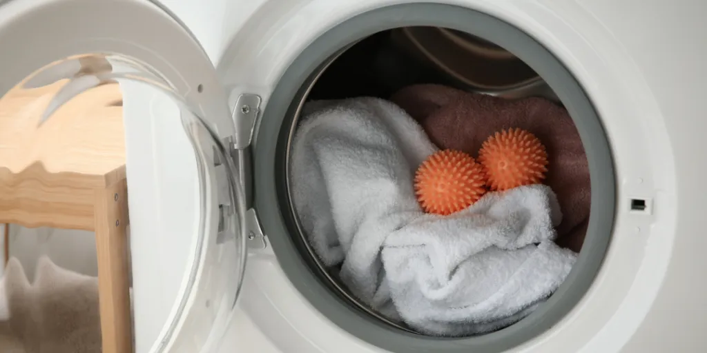 Trocknerbälle und Handtücher in einer Waschmaschine