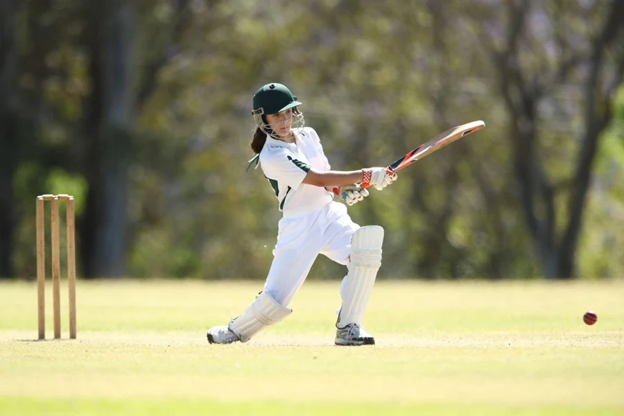 練習中の女性クリケット選手