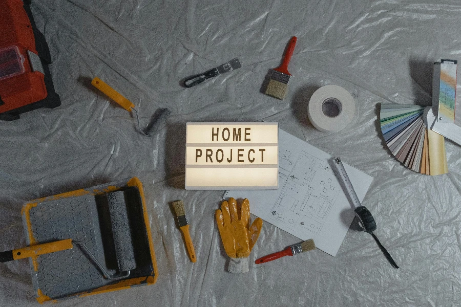HOME PROJECT auf einem Schild neben Werkzeugen auf dem Boden
