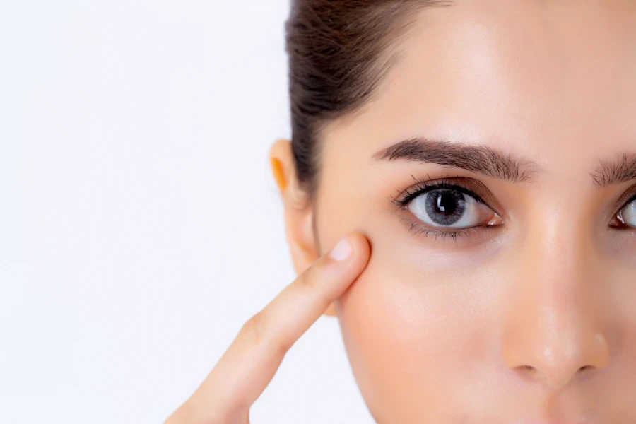 Closeup belo retrato jovem mulher asiática com maquiagem isolada em fundo branco