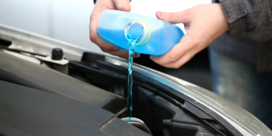 Detalle del líquido lavacristales anticongelante para coches