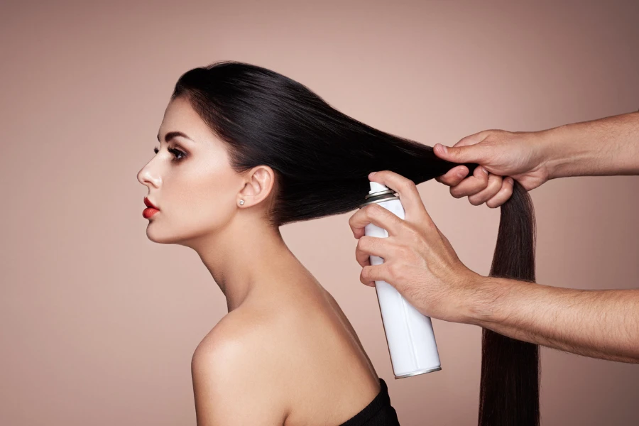Cabeleireiro estilizando o cabelo de uma mulher