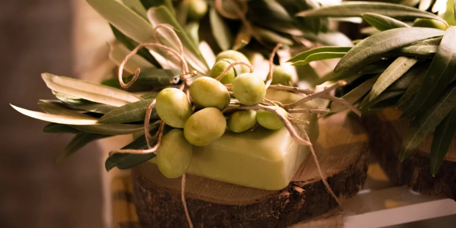 sapone con olio d'oliva e olive sopra