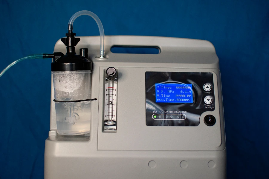 Concentrador de oxígeno que funciona para ayudar a respirar a un paciente que sufre la enfermedad del coronavirus