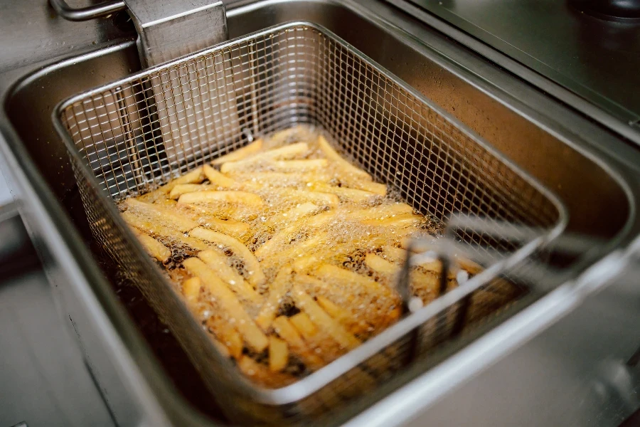 Close-up de frites dans une friteuse