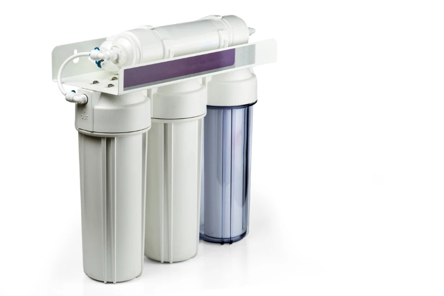 Sistema de filtragem de água doméstica de três estágios isolado em um branco