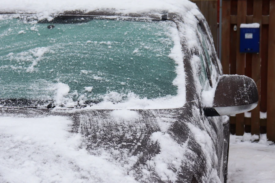 Un'auto con il parabrezza ghiacciato