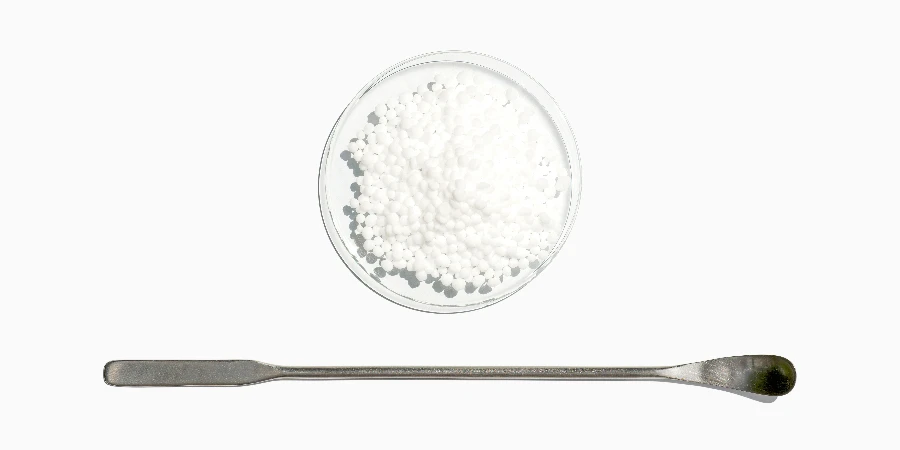 Nahaufnahme chemischer Inhaltsstoffe auf weißem Labortisch