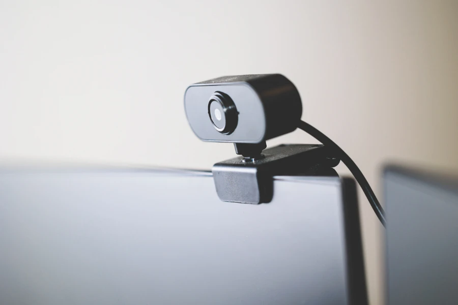 tampilan close up pada webcam hitam yang terpasang pada komputer desktop