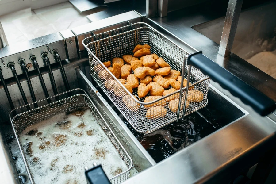 Freidoras y grill, equipamiento de un restaurante de comida rápida